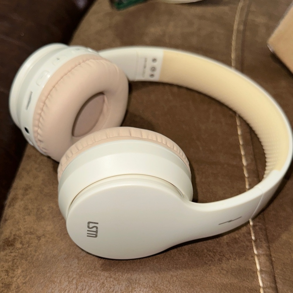 NWOB LSTN Bluetooth Headphones Pastel Cover over ear